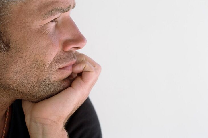 мъж мисли за уголемяване на пениса